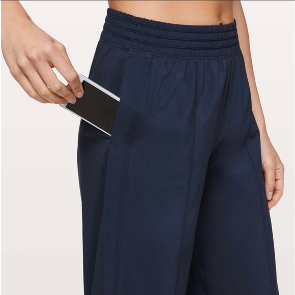 Lululemon Wanderer Wide Leg Pant Navy Blue size 2 - Picture 5 of 8